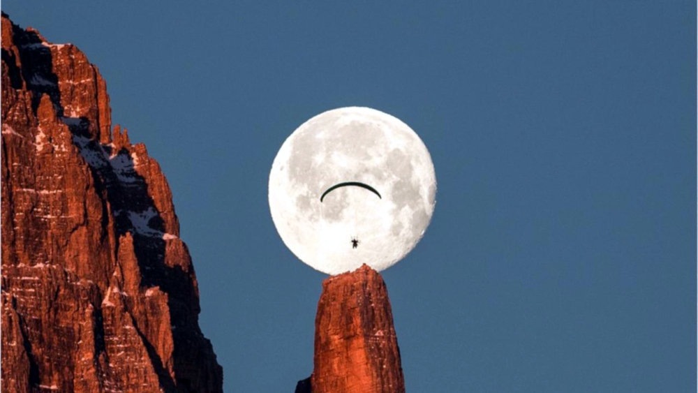 parapendio con luna
